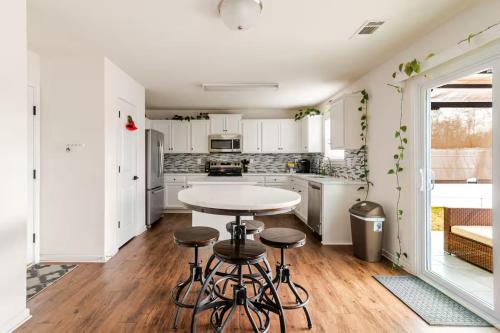 una cocina con mesa y taburetes. en Home in Dallas NC, en Dallas