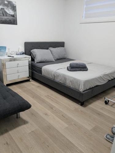En eller flere senge i et værelse på Brand New Private Unit with Parking, Steps to TTC, 15 Minutes to Downtown