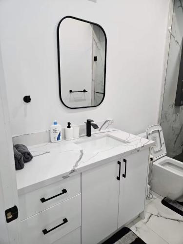 Et badeværelse på Brand New Private Unit with Parking, Steps to TTC, 15 Minutes to Downtown