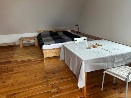 una camera da letto con un letto con un tavolo e due sedie di Natur, Kultur und Wandern a Losheim