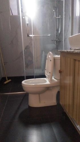 un bagno con wc e doccia in vetro di IGIKARI residence a Kigali