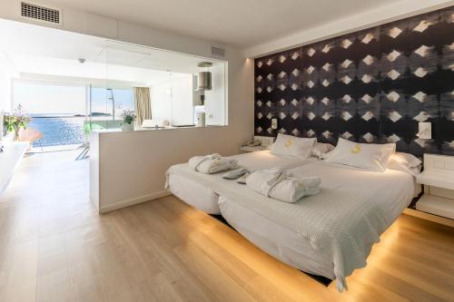 Ένα ή περισσότερα κρεβάτια σε δωμάτιο στο Sud Ibiza Suites