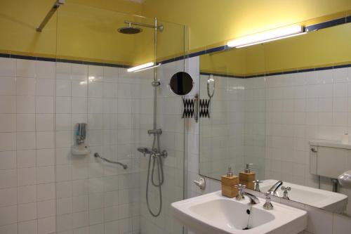 un baño con ducha y lavabo en Casa do Barreiro de Cima, en Mondim de Basto