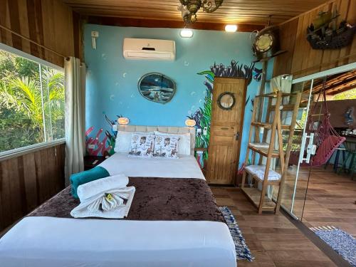 een slaapkamer met een bed in een kamer bij Mirante do Pirata in Ubatuba