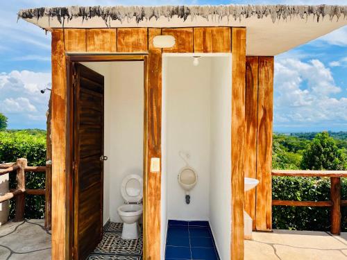een badkamer met een toilet op een balkon bij Finca Casa Blanca in Doradal