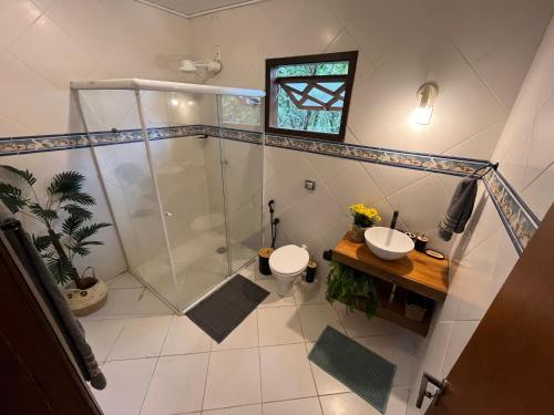 een badkamer met twee wastafels en een douche bij Pousada Nalu - Camburi in São Sebastião