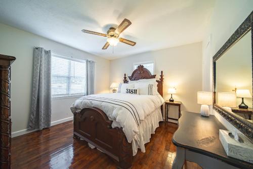 En eller flere senge i et værelse på Country Oasis Spacious 3BR w/ Modern Comfort