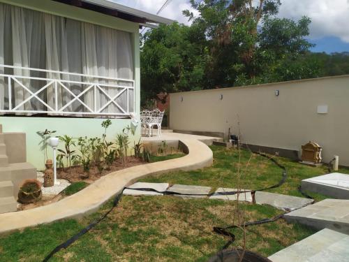 ein Hinterhof mit einem Gehweg neben einem Gebäude in der Unterkunft Quintal dos Pinheiros in Pirenópolis