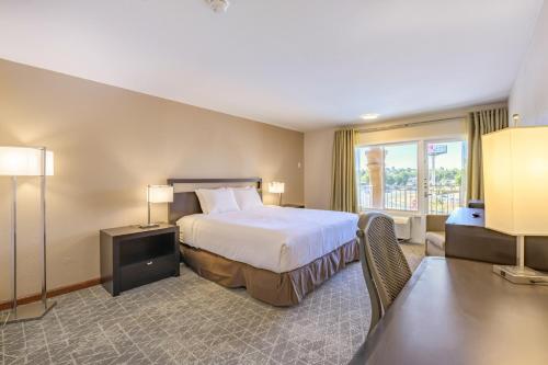 Una habitación de hotel con una cama y una ventana. en The Prime Suites, Vallejo - Napa Valley and Six Flags Discovery Kingdom, en Vallejo