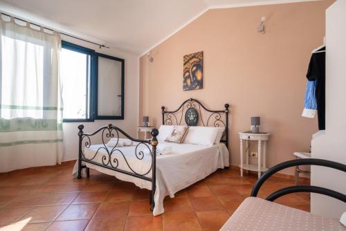 een slaapkamer met een bed in een kamer bij Domus de Goene in Loceri