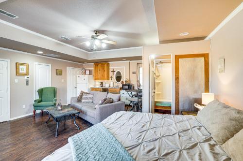 ein Schlafzimmer mit Bett und ein Wohnzimmer in der Unterkunft Granbury Studio - 10 Mins From Town and The Lake! in Granbury
