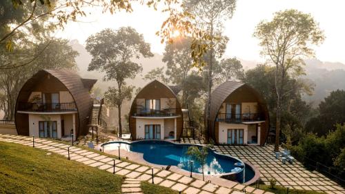 ein Bild eines Resorts mit einem Swimmingpool in der Unterkunft Golf Valley Luxury Resort Wayanad in Vythiri