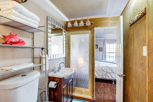 ein Badezimmer mit Waschbecken und Toilette und ein Bett in der Unterkunft Granbury Studio - 10 Mins From Town and The Lake! in Granbury