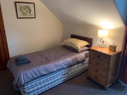 En eller flere senge i et værelse på Glenerne 3 bedroom Cottage