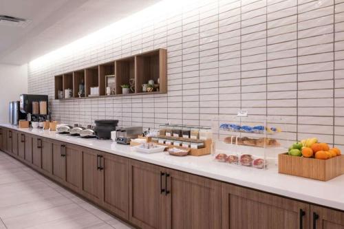 Una cocina con un horno de leña. en SpringHill Suites by Marriott Baltimore Downtown Convention Center Area, en Baltimore