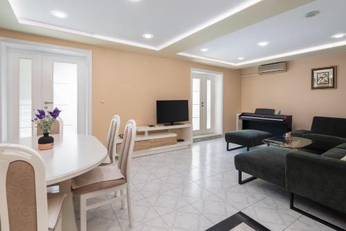 Nikola Apartment