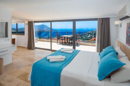 een slaapkamer met een bed met uitzicht op de oceaan bij Villa Vala in Kalkan