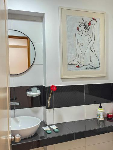 a bathroom with a sink and a mirror at Isla Apartamento Vista privilegiada a mar - Punta Hermosa in Punta Hermosa