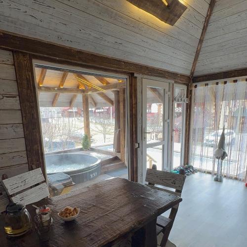 المسبح في ГІРСЬКІ ПОДОРОЖі أو بالجوار