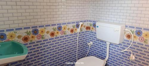 Koupelna v ubytování Srujana Beach Homestay