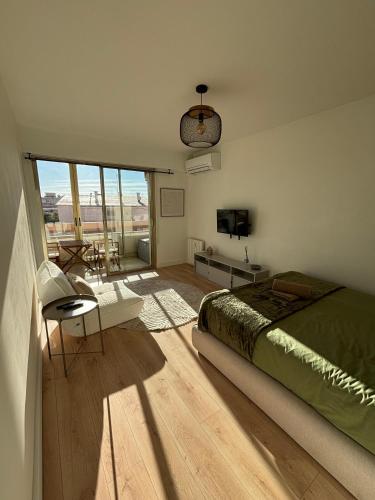 Studio - Tout à pied - plages, bus & loggia ensoleillée
