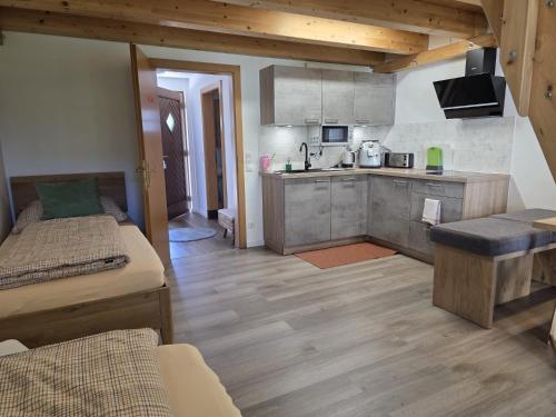 Habitación con 2 camas y cocina. en Knusperhaus mit Garten, en Salzburgo