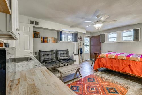 Ένα ή περισσότερα κρεβάτια σε δωμάτιο στο 1 Mi to Ruidoso Winter Park! Studio with Pool Access