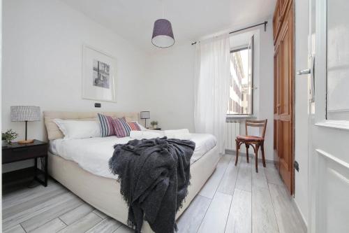 een slaapkamer met een bed, een tafel en een raam bij Fidelio Holiday Home in Rome