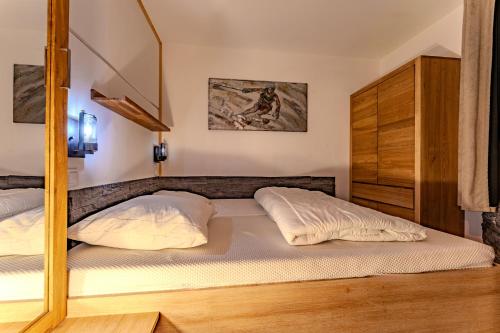 een slaapkamer met een groot bed en een spiegel bij Cosy 5 persons / Ski In Ski out in Val Thorens