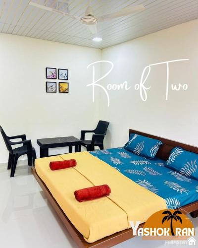 Un dormitorio con una cama con dos almohadas rojas. en Yashokiran Farmstay, en Borlai