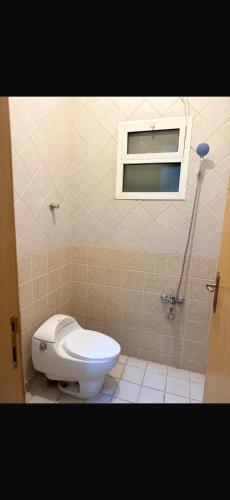 un bagno con wc e finestra di استديو غرفه واحد ودورة مياه ad Al Kharj
