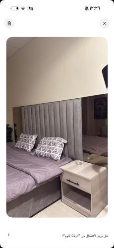 un letto con due cuscini sopra di استديو غرفه واحد ودورة مياه ad Al Kharj