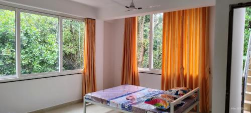 En eller flere senge i et værelse på Manshi Guest House