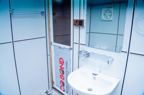 Koupelna v ubytování Golden Beach Hotel & Restaurant