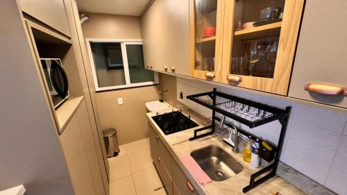 una piccola cucina con un lavello e un bancone di Beach Way Porto das Dunas ad Aquiraz