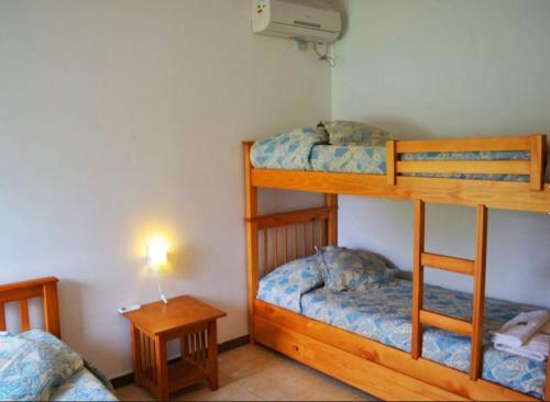 een kamer met 2 stapelbedden en een tafel bij Rumipaz in Villa Rumipal