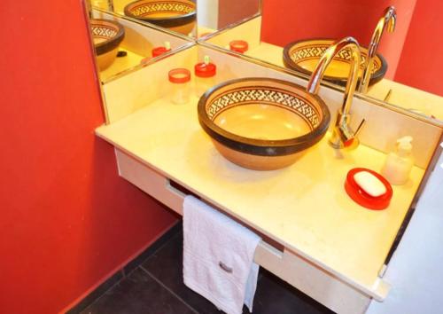 een badkamer met een wastafel en een kom op een aanrecht bij Rumipaz in Villa Rumipal