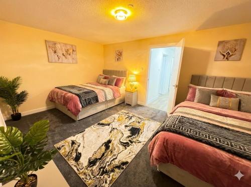 Postel nebo postele na pokoji v ubytování Avon View Suites