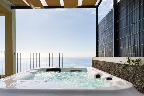 Billede fra billedgalleriet på Rosas House, private house with jacuzzi and BBQ i Ribeira da Gafa