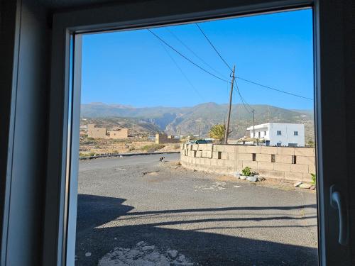 ein Blick aus einem Fenster auf eine leere Straße in der Unterkunft Casa Las Patas De Los Patos in La Sabinita