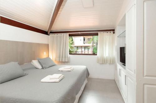 um quarto com uma cama com duas toalhas em Angra Boutique Hotel em Angra dos Reis