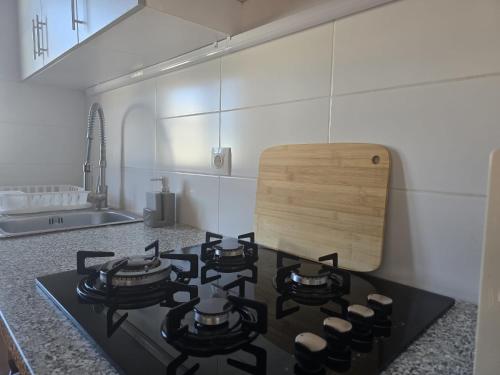 een keuken met een kookplaat en een oven bij Recanto Vital in Achadinha