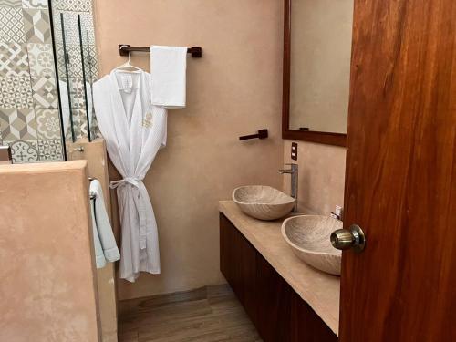 un baño con dos lavabos y un espejo en Villa Marcela, en Calderitas