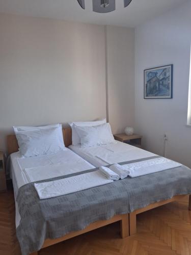 Un pat sau paturi într-o cameră la Meli Apartment