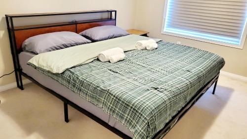 En eller flere senge i et værelse på Entertainment house with 2 king 1 queen 1 sofa bed In-house Theater Attach Garage Near YEG Liked by Guests on Other Plateform