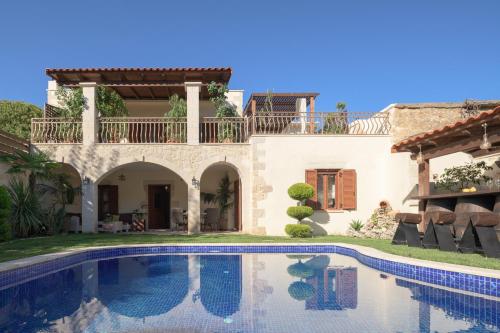 een villa met zwembad voor een huis bij Nicole Villa I "Free" Heated Pool, Village Escape in Embrósneros