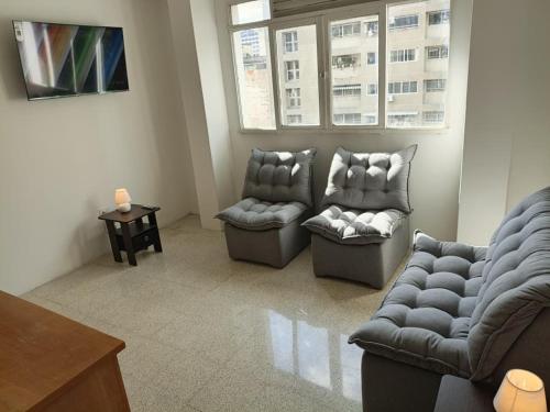 Una sala de estar con dos sillas y un sofá. en Apartamento Renovado a 5 Minutos del Centro Comercial Sambil Candelaria en Caracas, en Caracas