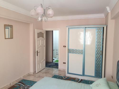 een kamer met een glazen deur en een slaapkamer bij Apartment Alexandria City Center in Alexandrië