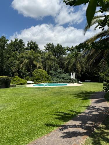 una piscina in mezzo a un prato di LPR EZE Airport a La Unión