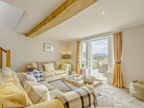 een woonkamer met een bank en een tafel bij 2 Bed in Halifax oc-83521 in Halifax